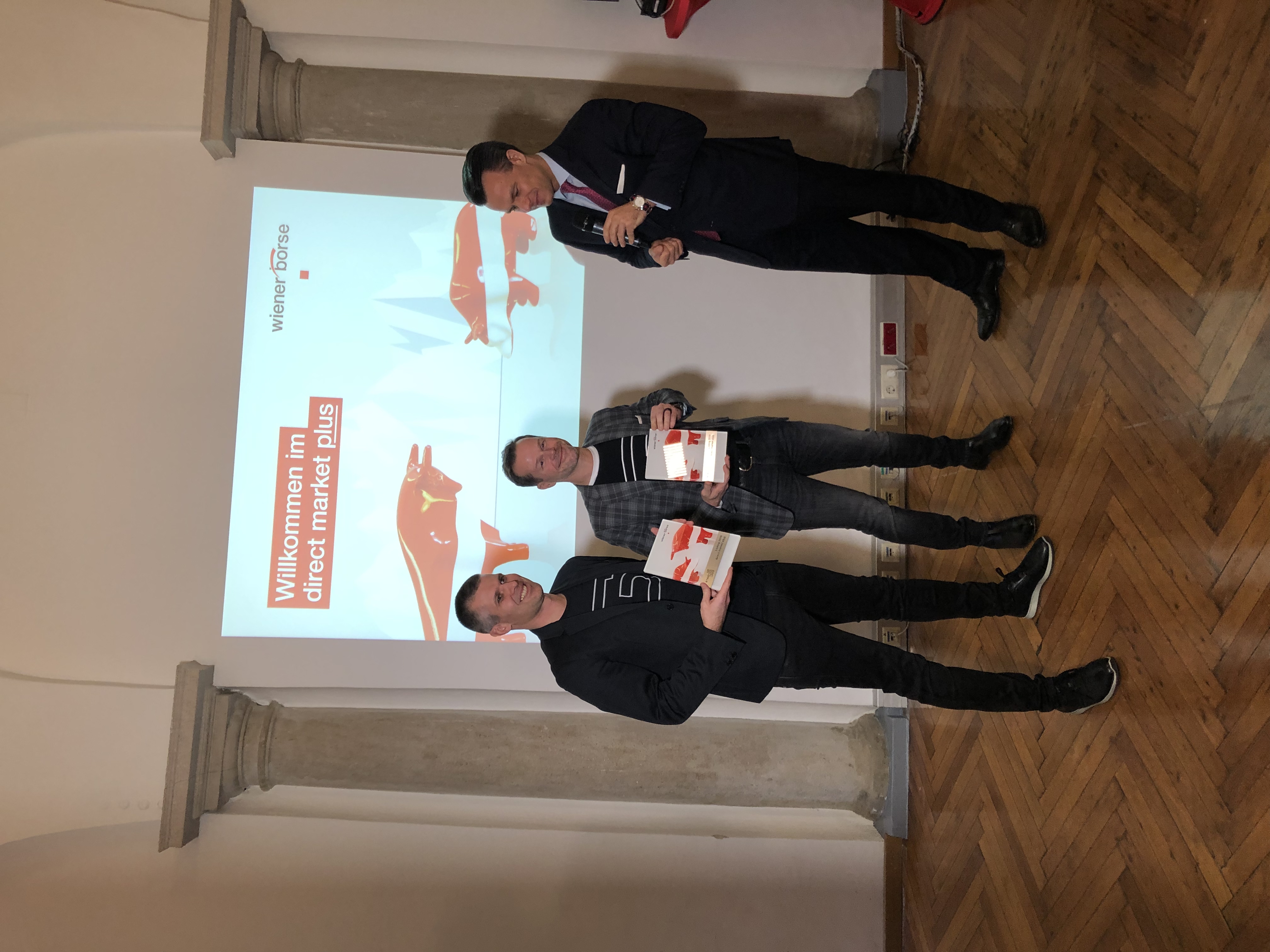 Übergabe von Urkunden vor der Präsentation Willkommen im direct market plus an der Wiener Börse