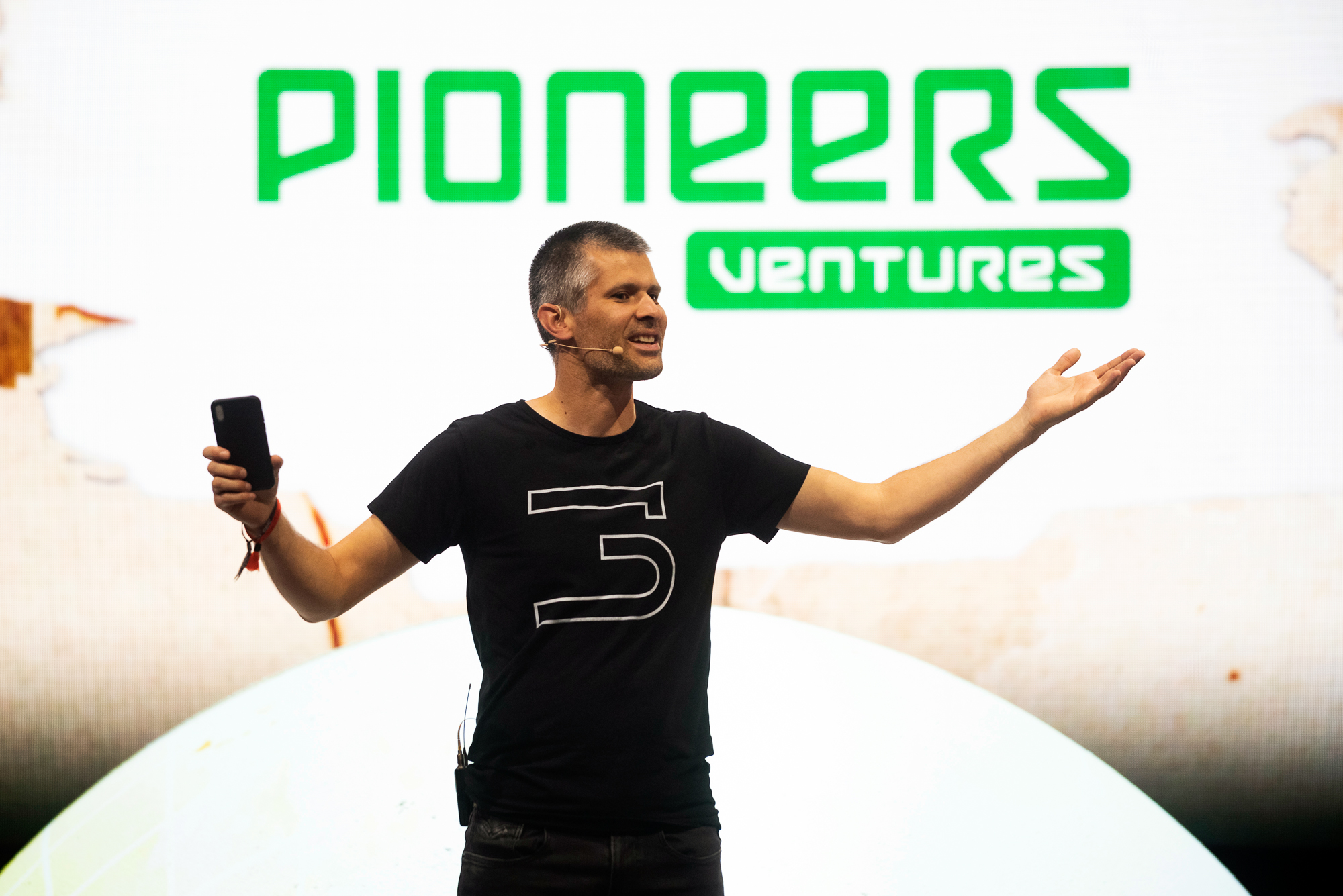 Vortrag auf der Pioneers-Bühne mit ausgebreiteten Armen